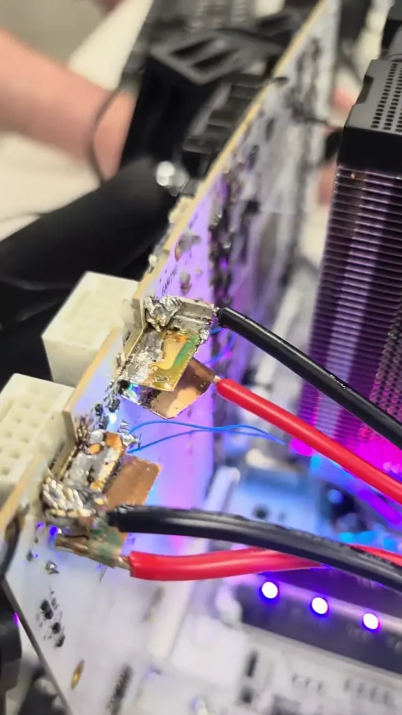 RTX 5090 sobrecalentamiento conector — Overclockers prevent RTX 5090 16-pin connector melting by soldering power cables directly to PCB