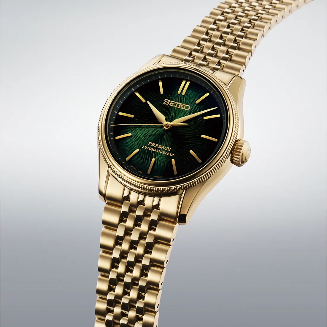 Seiko Presage Classic 38mm automático — Close-up of the Seiko Presage Classic x Tradman’s Bonsai watch with a textured dark green dial, gold-tone hands and markers, and a gold-tone bracelet.