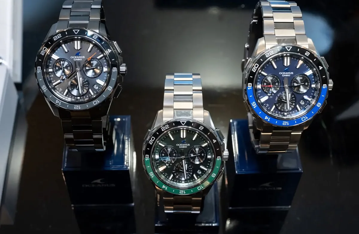 Casio Oceanus OCW-P3000 diseño — Three Casio Oceanus OCW-P3000 watches in blue, green, and black arranged side by side.