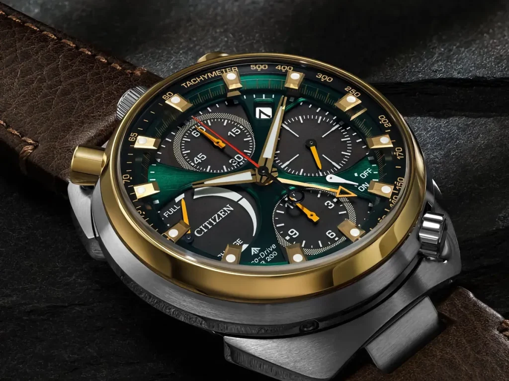 Citizen AV0104-06W cronógrafo flyback — Angled view of the Citizen Promaster Tsuno Chrono Racer highlighting its distinctive bullhead case, gold-tone bezel and top-mounted chronograph pushers.