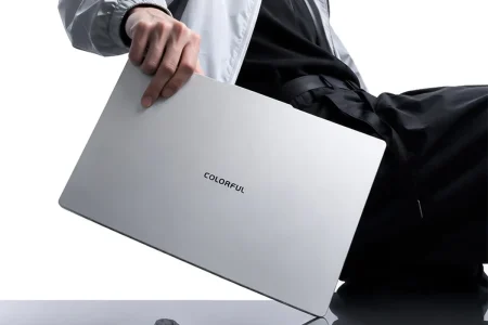 Colorful E14 — Colorful presenta el E14, con 1,11 kg y Core i5 por 666 euros
