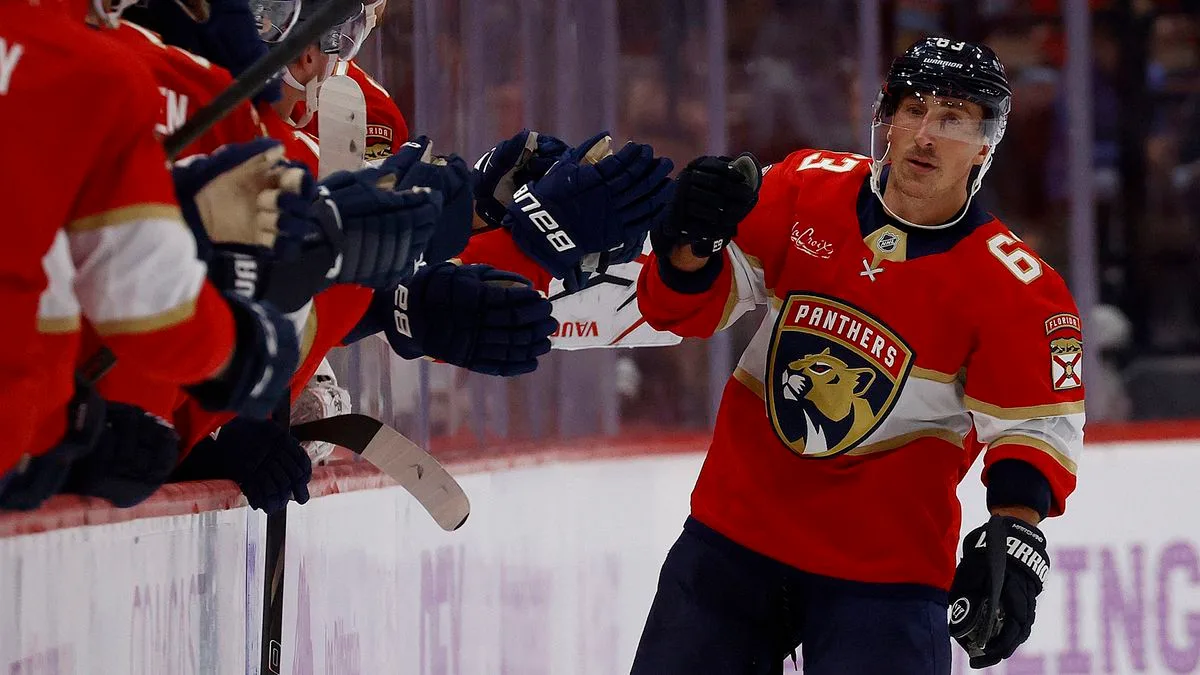 donde ver nhl — Brad Marchand of the Florida Panthers celebrates a goal with teammates during an NHL ice hockey match.