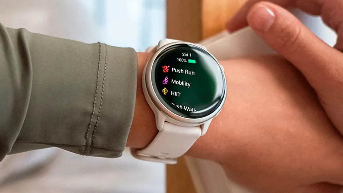 garmin vívoactive 6 — Reloj inteligente Garmin Vivoactive 6 en una muñeca mostrando el menú de actividades deportivas como HIIT y Push Run.