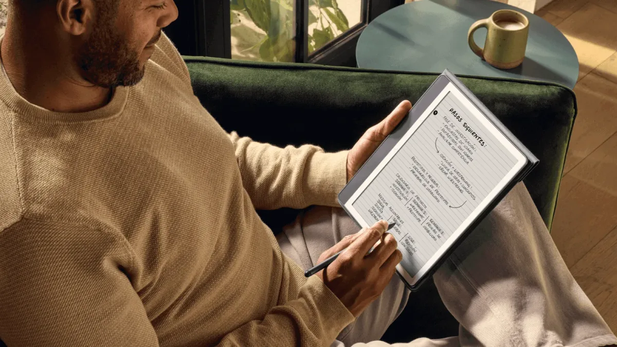 Imagen de una persona con un Kindle