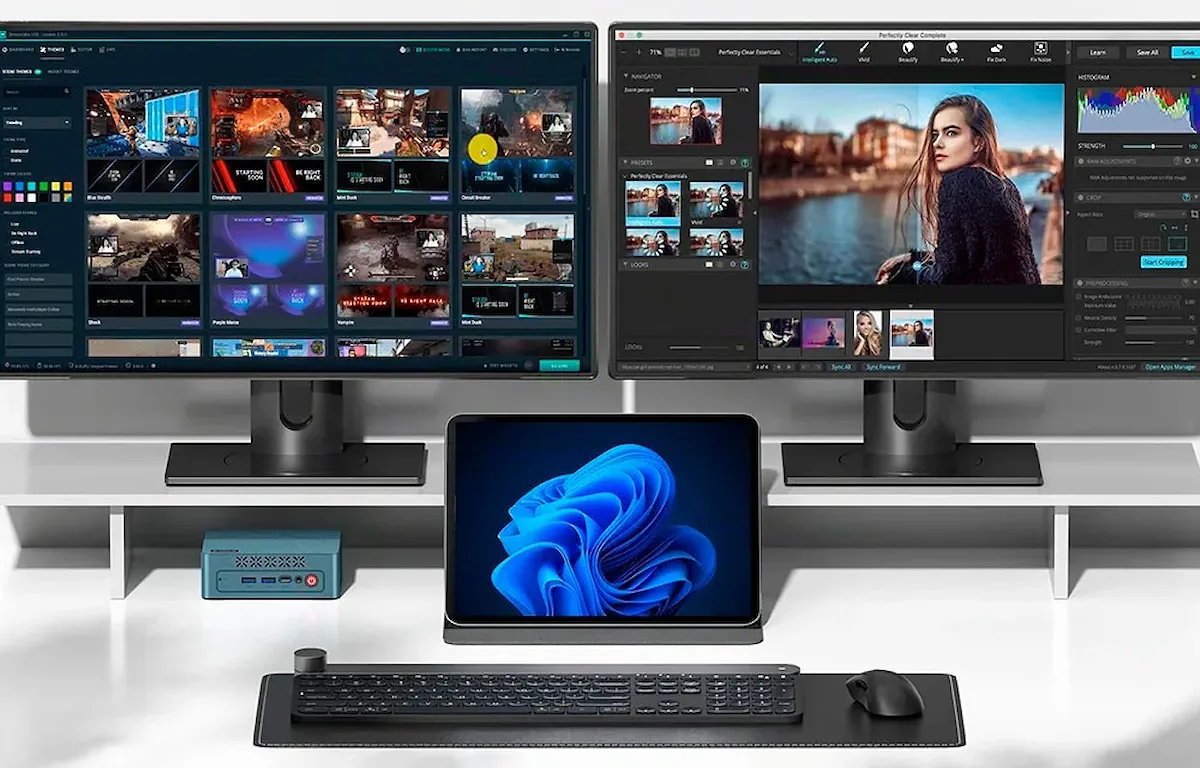Configuración de escritorio con dos monitores, una tableta con Windows 11 y el Mini PC BOSGAME E2 Air conectado.