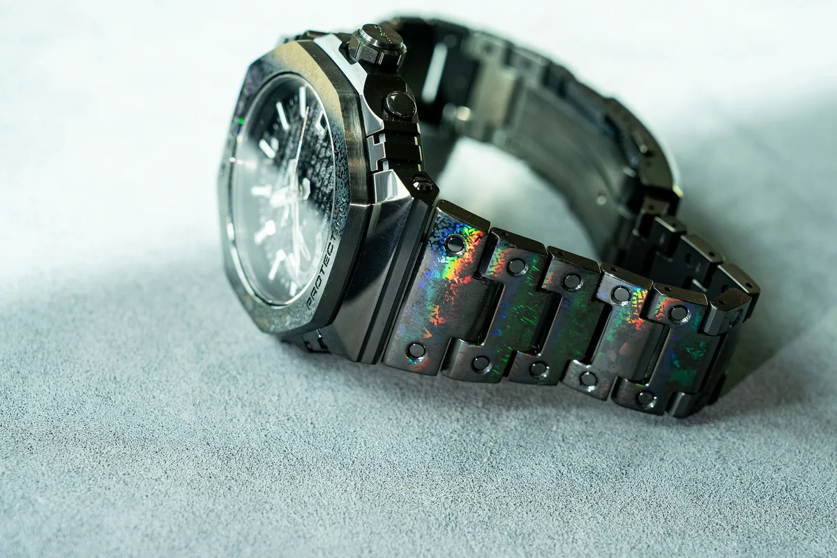 MRG-B2100HR color dual acabado — El Casio MRG-B2100HR cambia de color según cómo recibe la luz