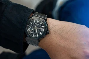 El Casio MRG-B2100HR cambia de color según cómo recibe la luz MRG-B2100HR color dual acabado — El Casio MRG-B2100HR cambia de color según cómo recibe la luz