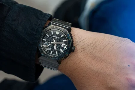 MRG-B2100HR color dual acabado — El Casio MRG-B2100HR cambia de color según cómo recibe la luz