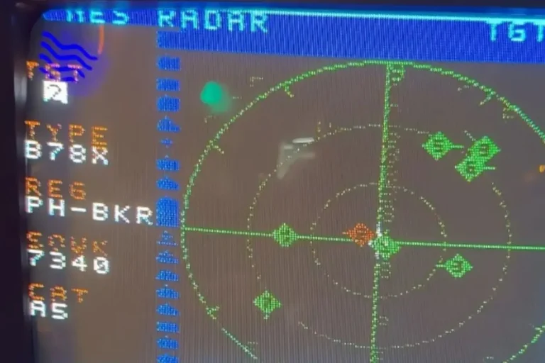 NES Radar rastreador vuelos — Una NES olvidada se convierte en un radar de vuelos en tiempo real