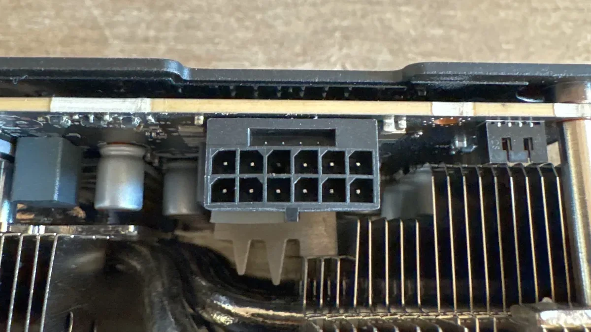 problema conectores RTX 5090 — A photo of the damaged connector on the Redditor's GeForce RTX 5090 card.
