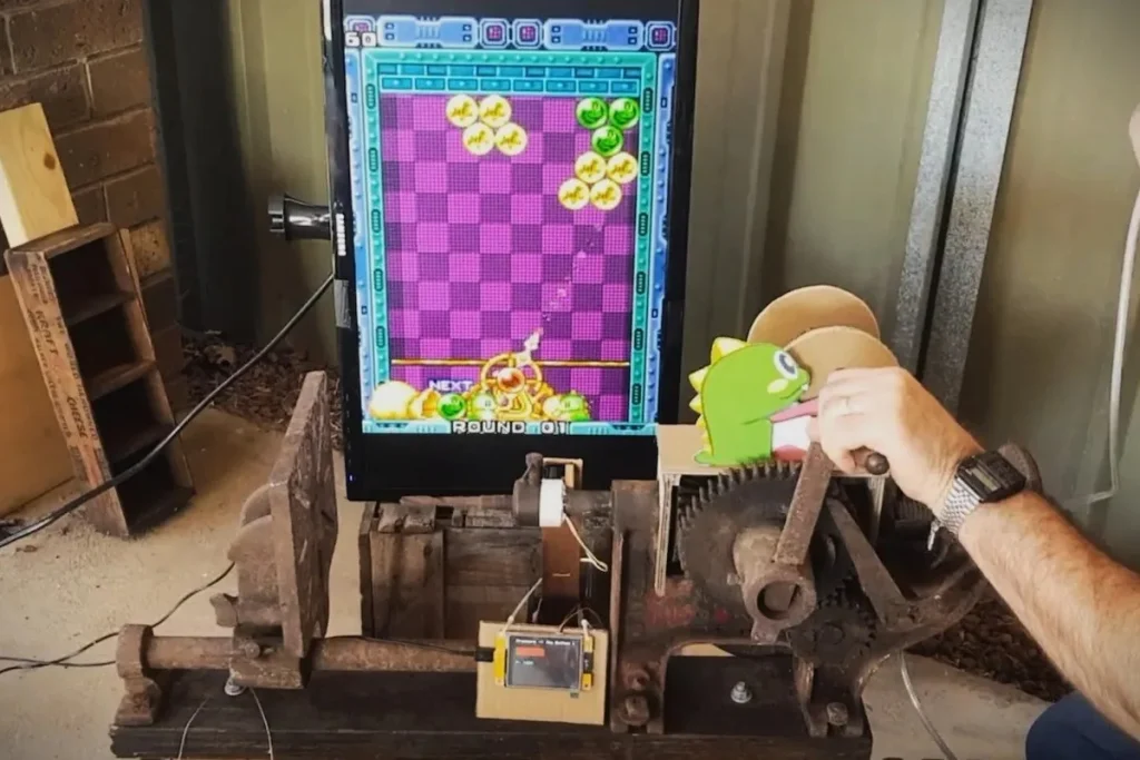 Una vieja prensa de taladro se convierte en mando para Puzzle Bobble Puzzle Bobble controlador casero — Una vieja prensa de taladro se convierte en mando para Puzzle Bobble