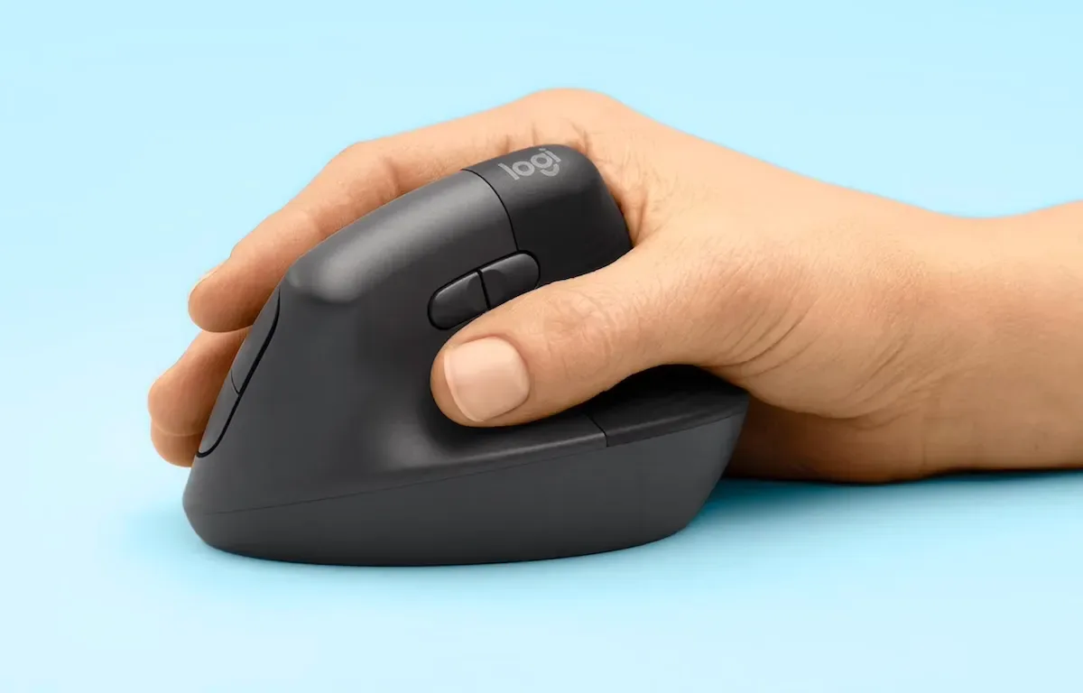 ratón vertical ergonómico Logitech — Vista lateral del ratón vertical Logitech Lift mostrando la rueda SmartWheel, botones personalizables y superficie de textura suave con reposapulgar