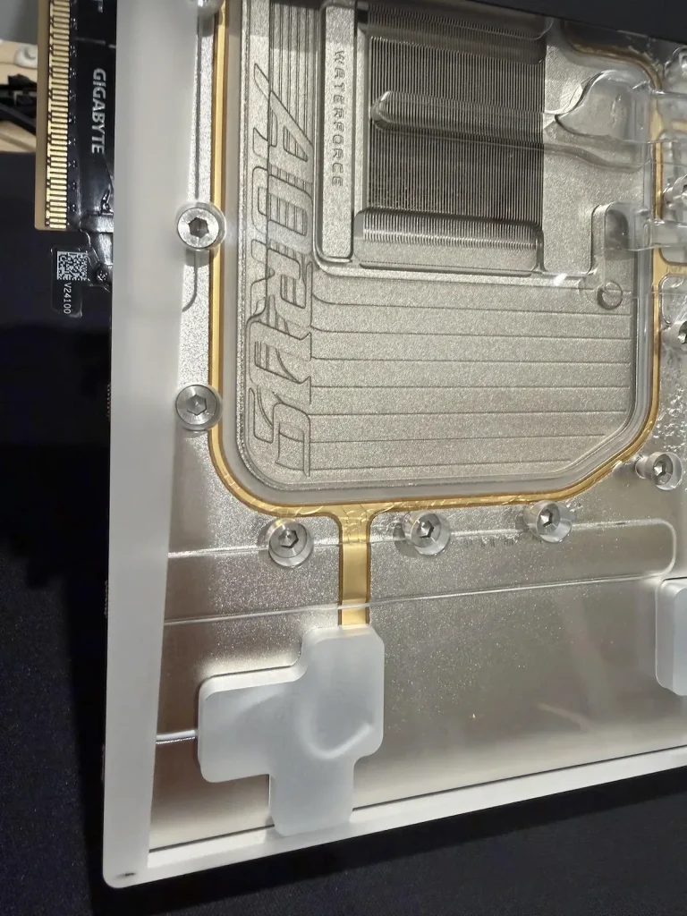 AORUS 5090 WATERBLOCK CRACK (1)