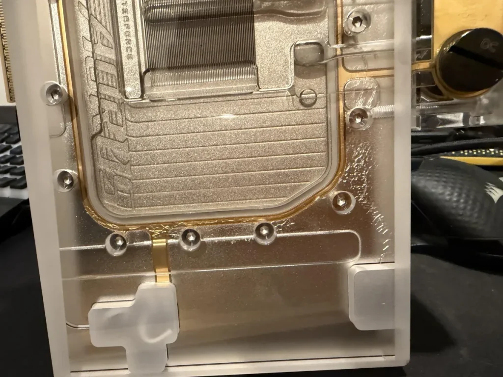 AORUS 5090 WATERBLOCK CRACK (2)