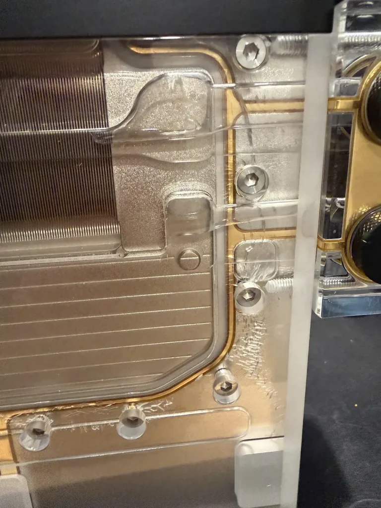AORUS 5090 WATERBLOCK CRACK (4)