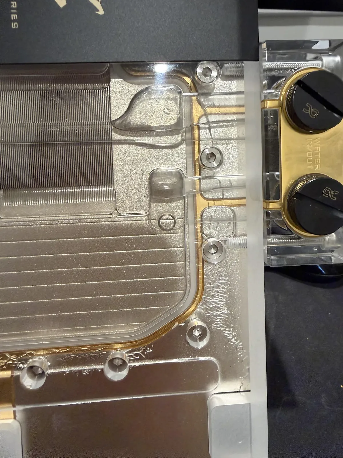 RTX 5090 XTREME WATERFORCE — AORUS 5090 WATERBLOCK CRACK (5)