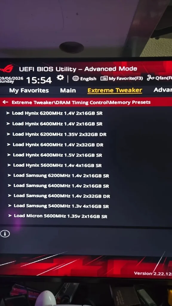 The image shows an ASUS UEFI BIOS Utility screen in Advanced Mode, highlighting 'Extreme TweakerDRAM Timing ControlMemory Presets' with options for Hynix, Samsung, and Micron memory configurations, including Hynix 6200MHz and 6400MHz, Samsung 6200MHz and 6400MHz, and Micron 5600MHz.