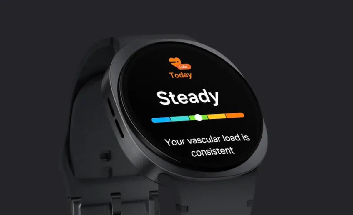 Samsung Galaxy Watch8 descuento — Primer plano de la pantalla circular del Galaxy Watch8 mostrando datos de salud sobre carga vascular.