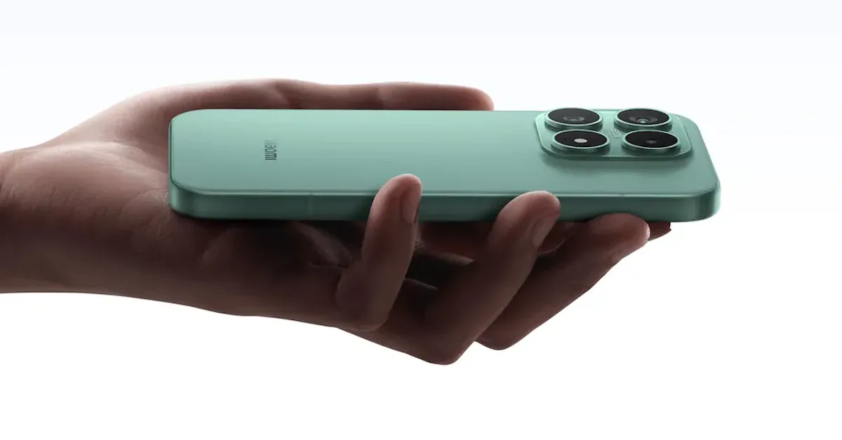 smartphone xiaomi 17 — Vista lateral del Xiaomi 17 Ultra en color verde sujeto con una mano, mostrando el relieve de su módulo de cámaras trasero.
