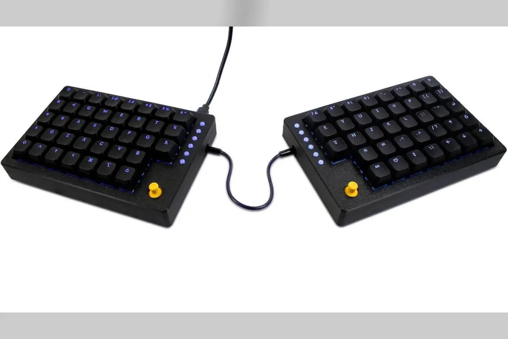 Este teclado partido se convierte en mando gaming con una mano teclado split joystick gaming — Este teclado partido se convierte en mando gaming con una mano