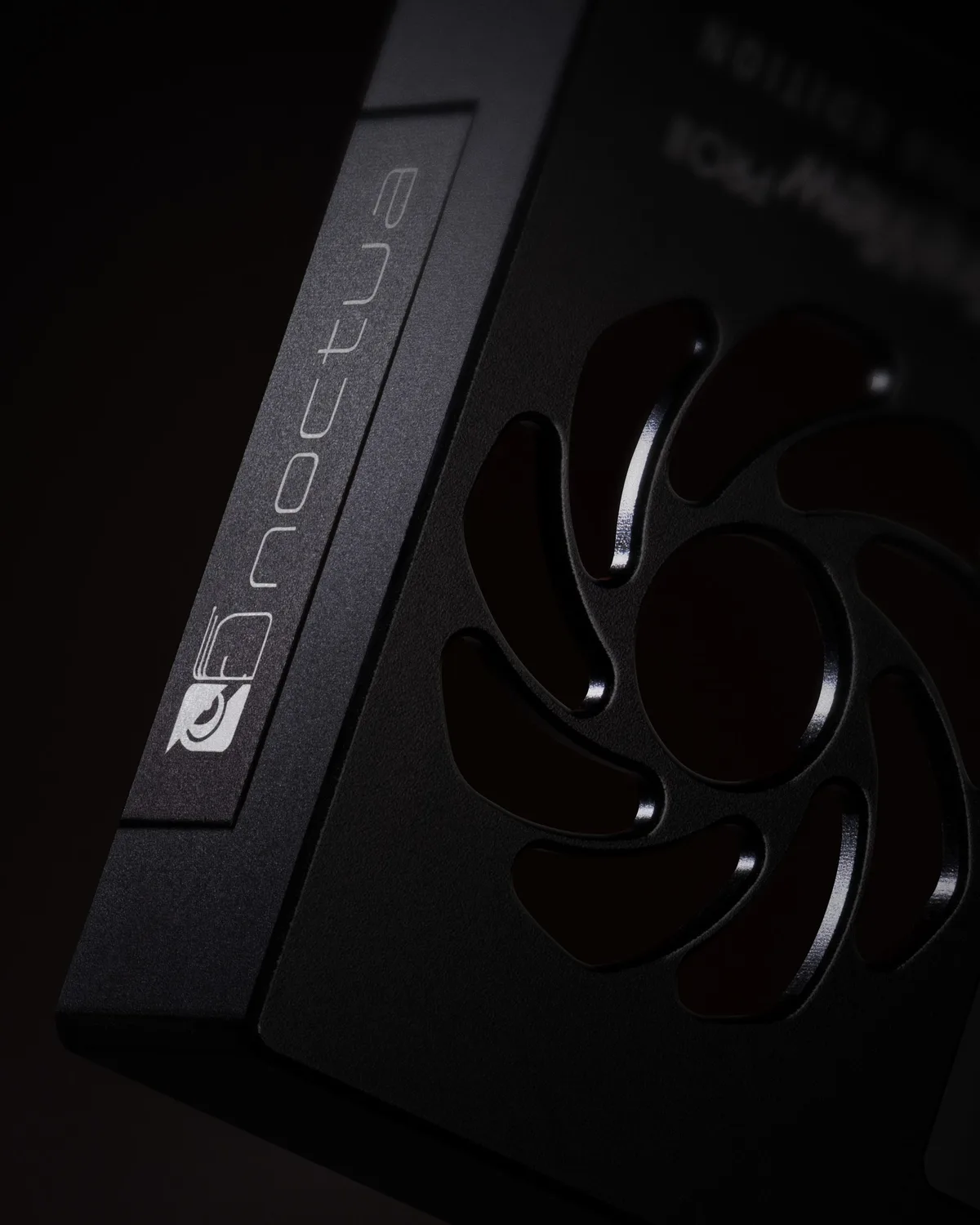 WireView Pro II Noctua Edition precio — A close-up of a Noctua cooling fan with the brand name and logo visible on the side.