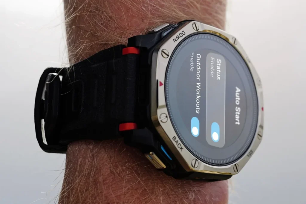 Amazfit envía en Europa el T-Rex Dual Solar, el reloj con paneles solares en pantalla y trasera