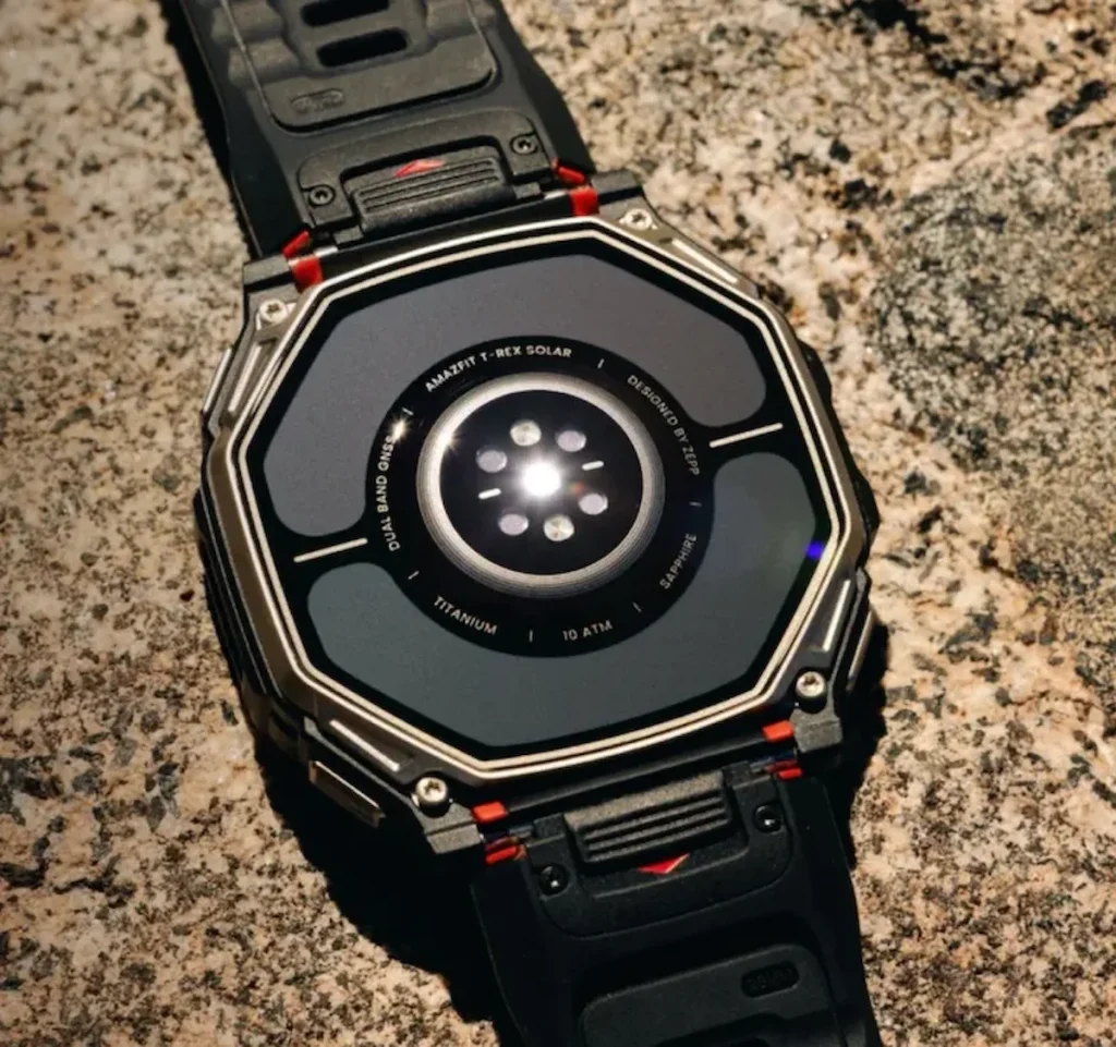 Reloj con paneles solares en pantalla y trasera que Amazfit envía en Europa