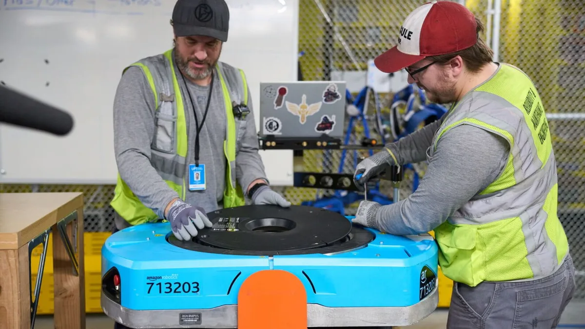 Amazon abre nuevos puestos para empleados que construyan y mantengan robots móviles y brazos robóticos