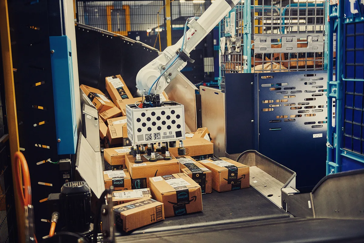 El sistema robótico Cardinal de Amazon Robotics usa succión para apilar cajas de paquetes en un carro