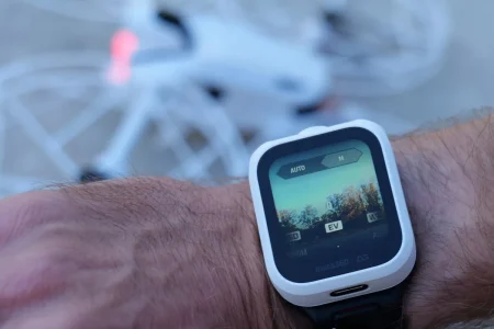 Antigravity A1: mando de 75 euros, control por reloj y LTE para el dron de 360° antigravity a1 controller — Antigravity A1: mando de 75 euros, control por reloj y LTE para el dron de 360°