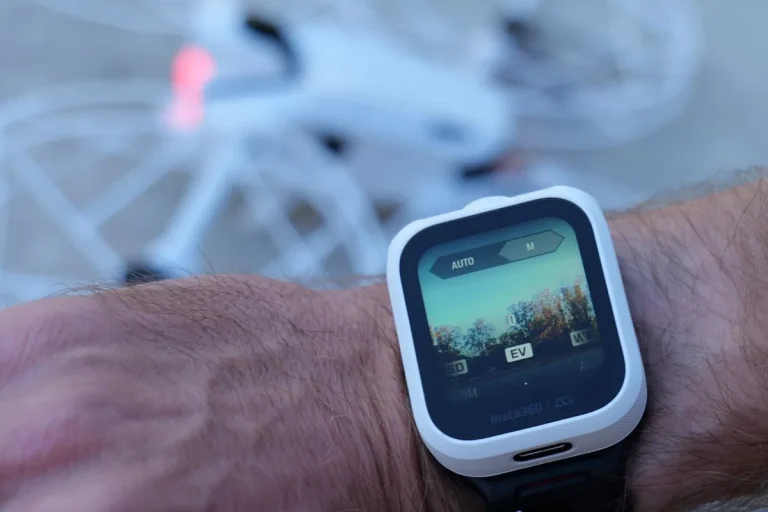 Antigravity A1: mando de 75 euros, control por reloj y LTE para el dron de 360° antigravity a1 controller — Antigravity A1: mando de 75 euros, control por reloj y LTE para el dron de 360°
