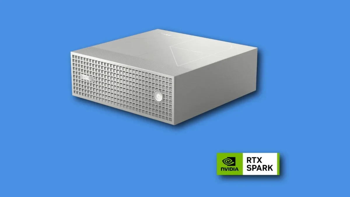 Ordenador de sobremesa compacto plateado con panel frontal perforado sobre fondo azul, junto a una insignia de NVIDIA RTX Spark