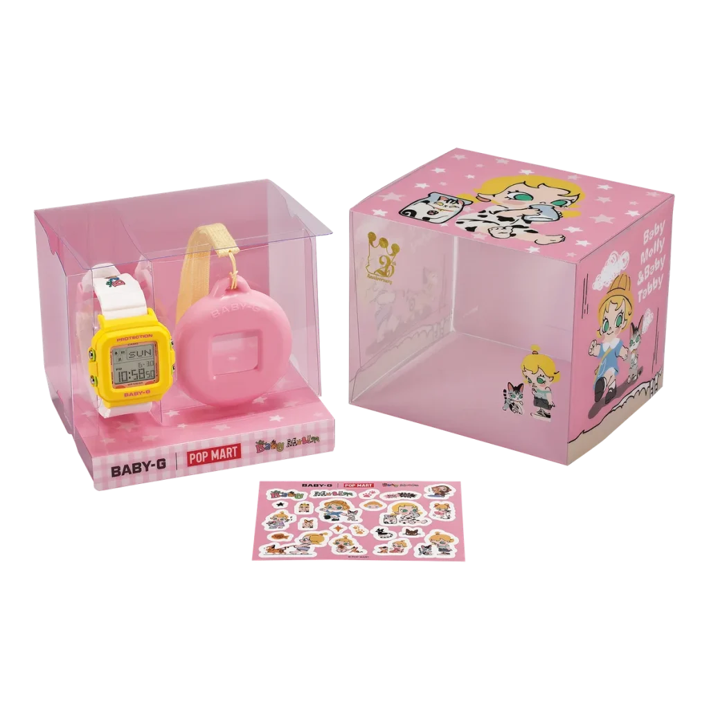 Packaging abierto con el reloj, el soporte rosa y accesorios.