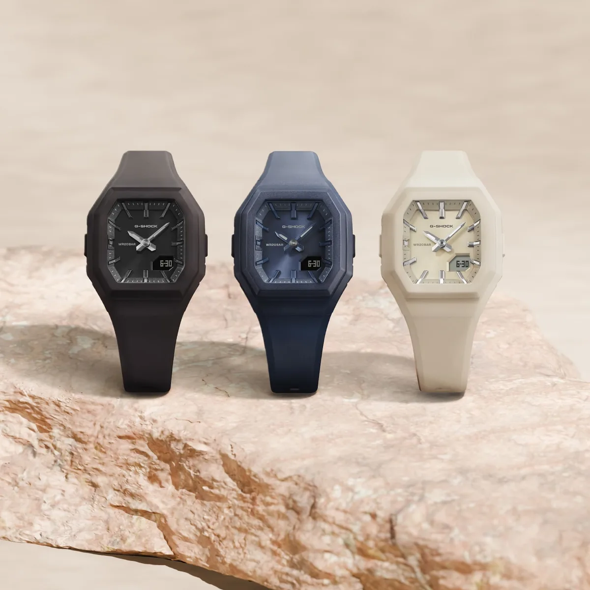 Render oficial de los tres relojes GMA-S160 en negro, azul marino y crema.