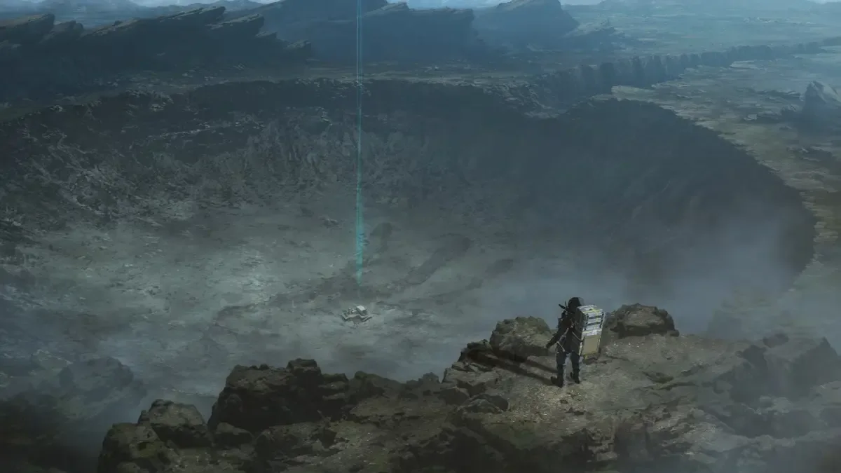 Un porteador con una gran carga observa un cráter desde un acantilado en Death Stranding Isolations