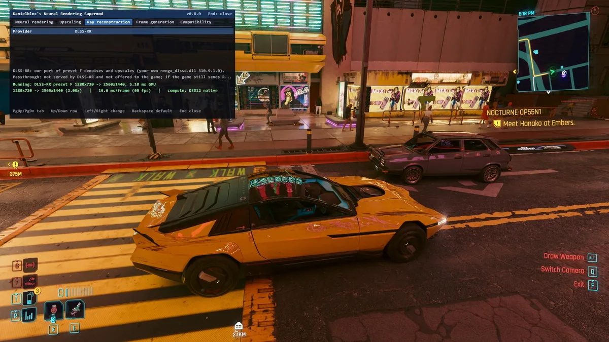 Coche amarillo detenido en un cruce de Cyberpunk 2077 con el Neural Rendering Supermod y Ray Reconstruction activo
