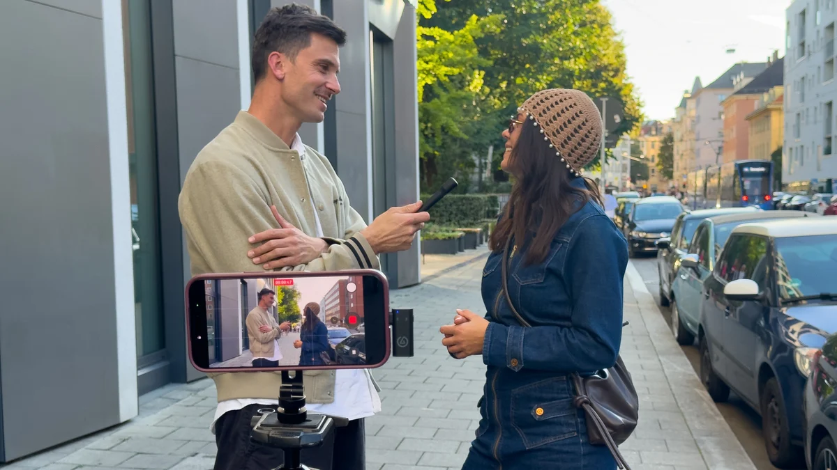 Entrevista en la calle con el Elgato Wave Go en el Smart Handle y un móvil grabando