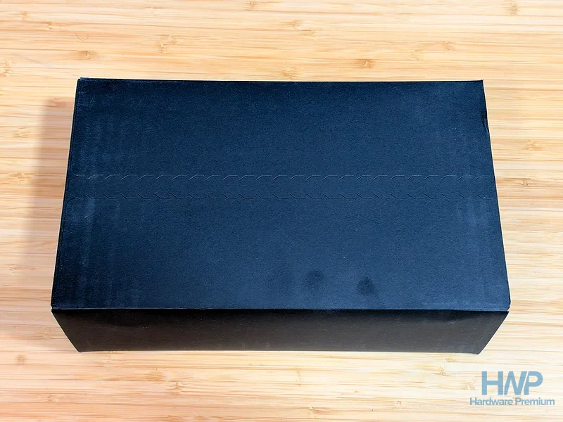 Caja exterior negra del Elo Vagabond sobre una mesa de madera