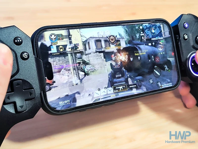 Disparando en una partida de Call of Duty: Mobile con el Elo Vagabond