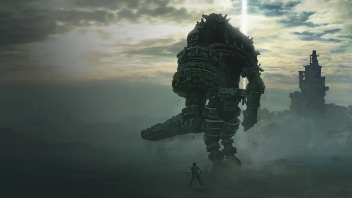 Un coloso de piedra gigante domina a un guerrero solitario en un paisaje con niebla en Shadow of the Colossus mediante el emulador shadPS4