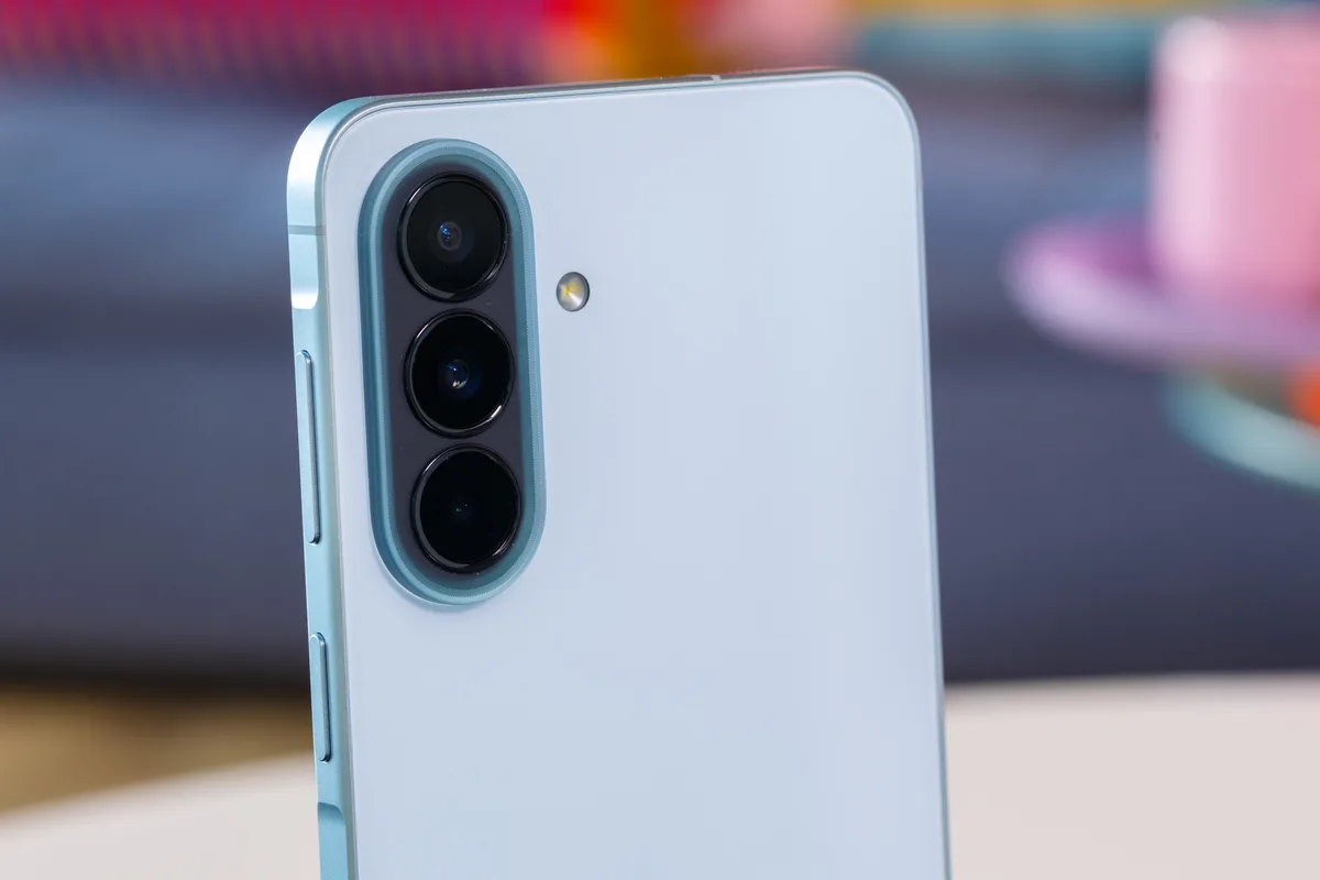 Teléfono Samsung Galaxy A57, modelo anterior al Galaxy A58, que mantendría sus cámaras