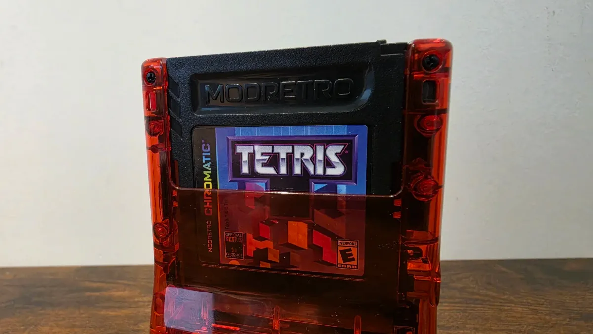 Parte trasera de la ModRetro Chromatic Transparent con el cartucho de Tetris insertado
