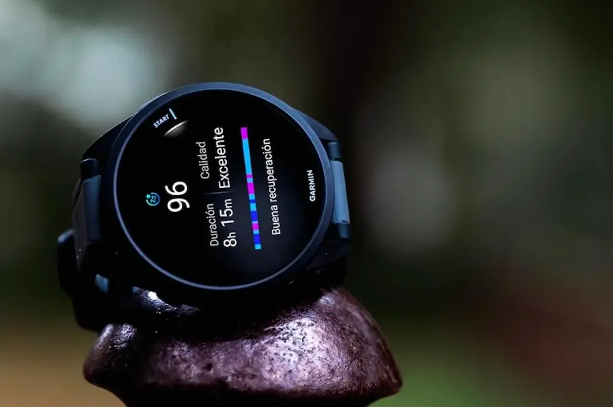 Reloj inteligente Garmin Forerunner 165 mostrando métricas de calidad de sueño en pantalla.
