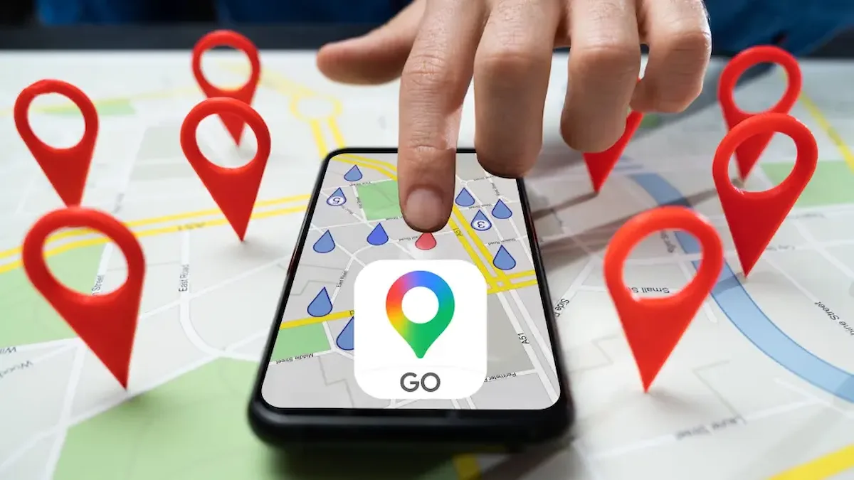 Un dedo toca un mapa en el móvil con Google Maps Go y chinchetas rojas, como al usar Gemini en Google Maps