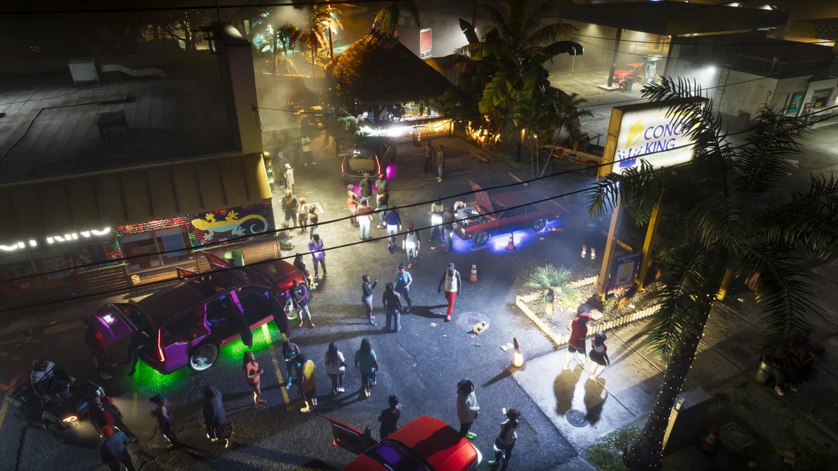 Escena nocturna de GTA 6 con vehículos y peatones, captura de la supuesta build jugable