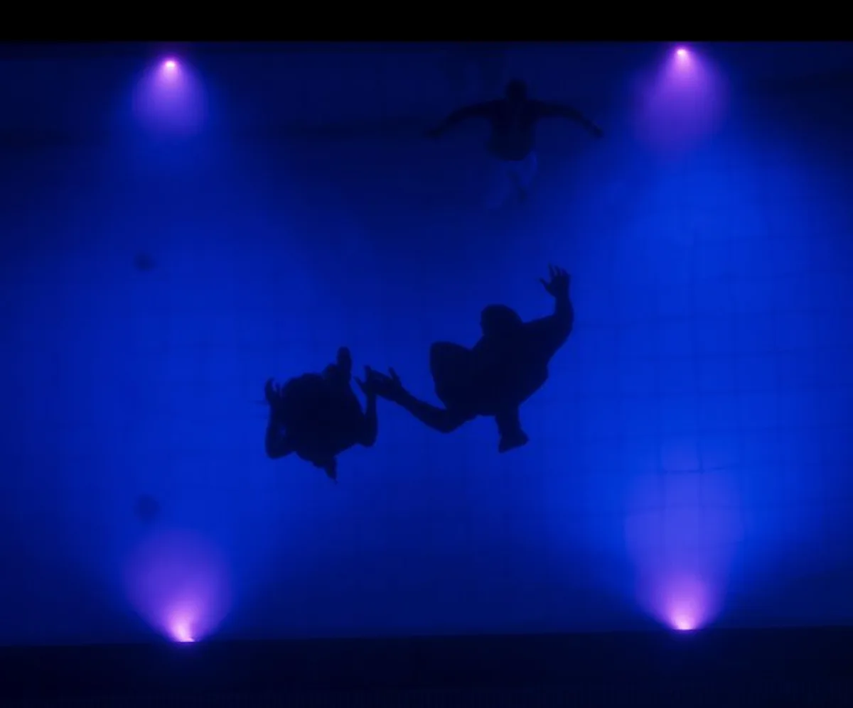 Tráiler de GTA 6 en HDR: dos siluetas bajo el agua de una piscina iluminada con luces azules