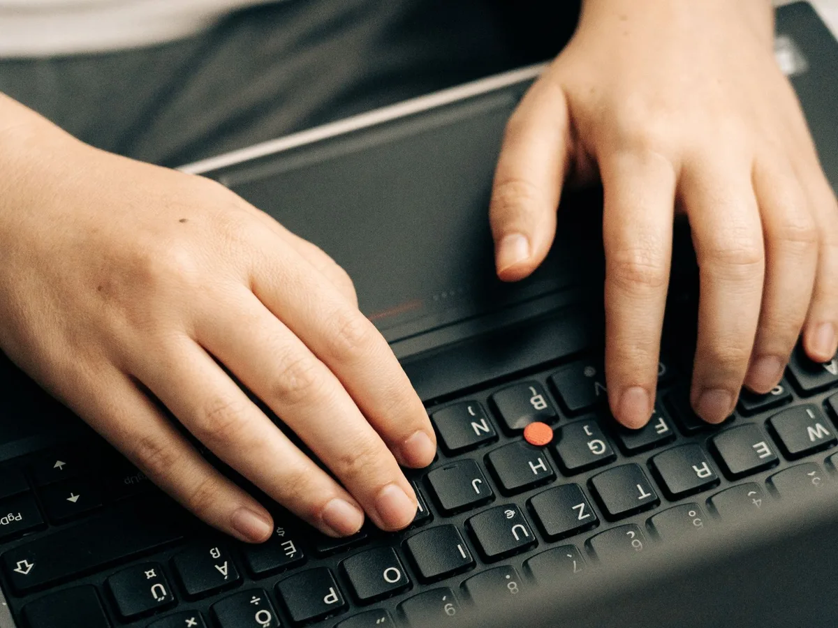 Manos escribiendo en un teclado de portátil, imagen simbólica de Haiku 5.5 gratis de Anthropic Claude
