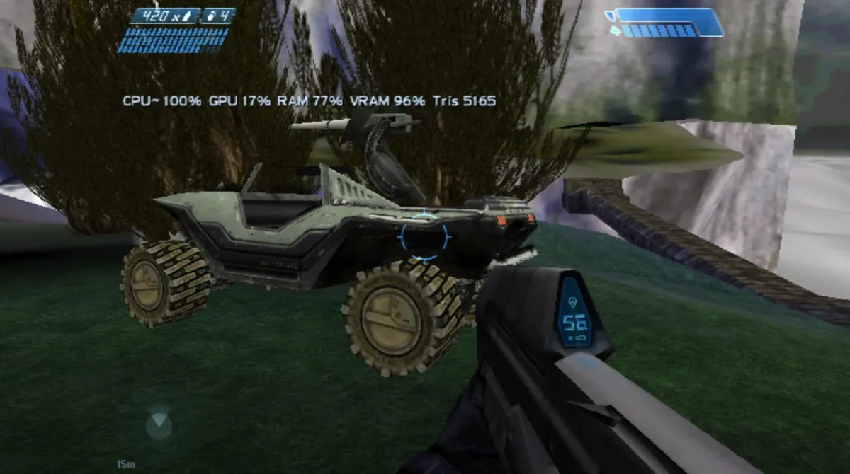 Halo: Combat Evolved en la Dreamcast de SEGA, con un rifle de asalto y un Warthog en un bosque