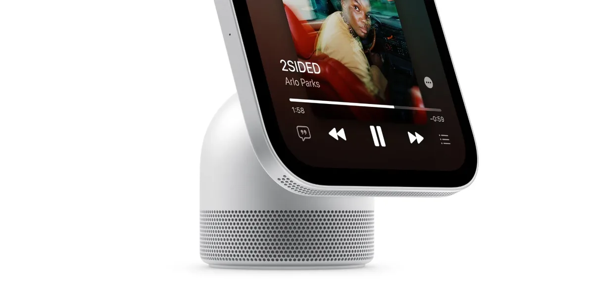 Dispositivo HomeView de Apple con base abovedada junto a la versión de pared