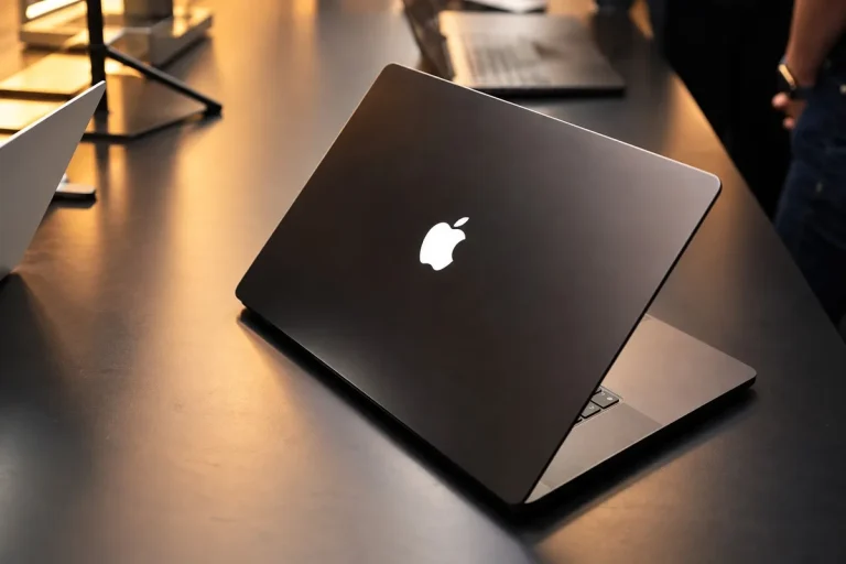 El secreto del regreso del logo de Apple iluminado en el nuevo MacBook Pro con pantalla táctil
